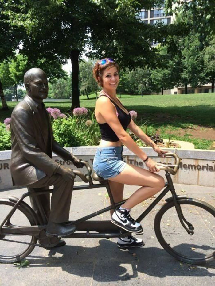 78 People Who Made The Absolute Most Of A Photo With A Statue And Ended Up Online