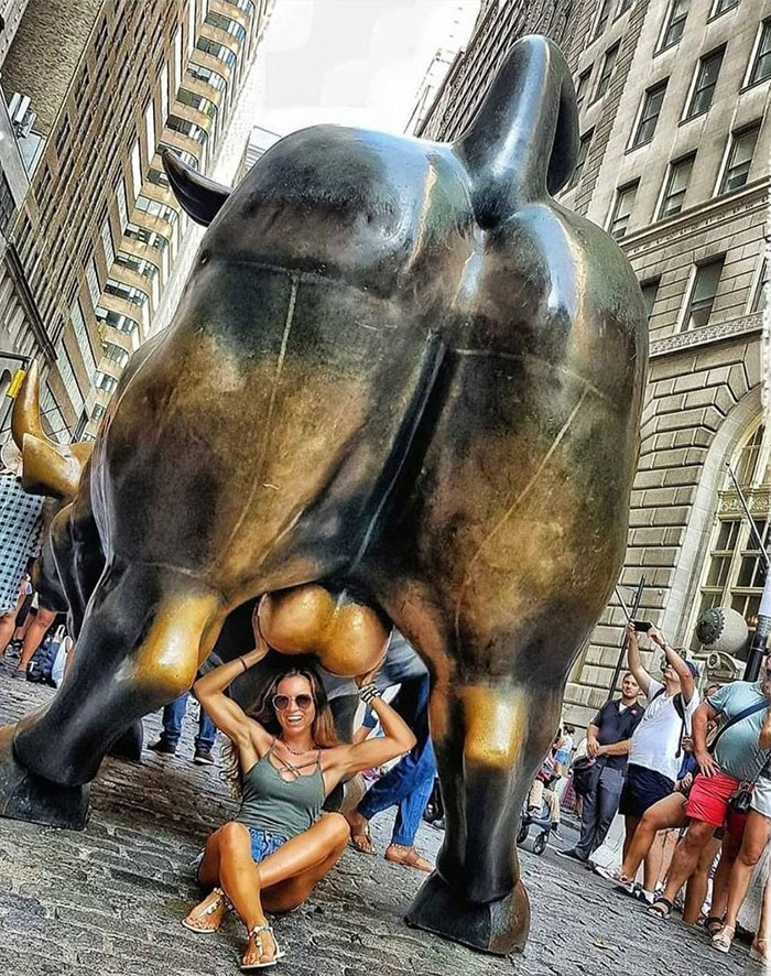 78 People Who Made The Absolute Most Of A Photo With A Statue And Ended Up Online