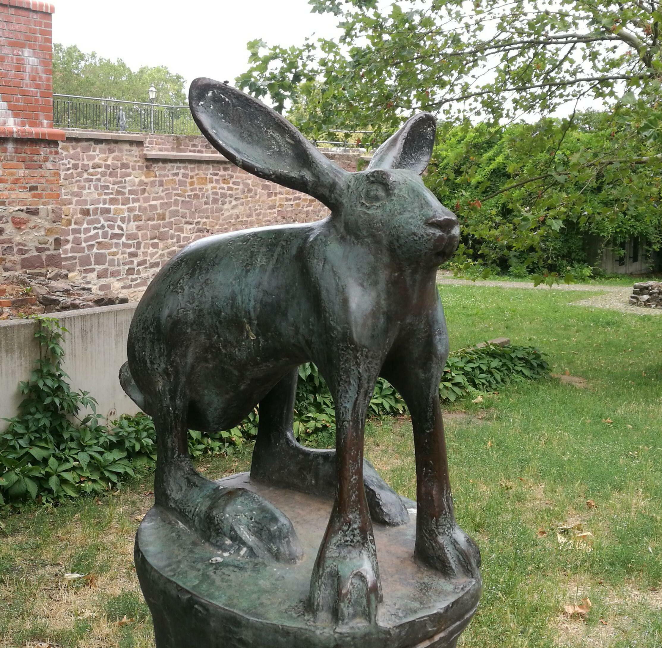 artiste : “ouais je sais totalement à quoi ressemble un lapin” – une belle oeuvre d’art dans ma ville natale