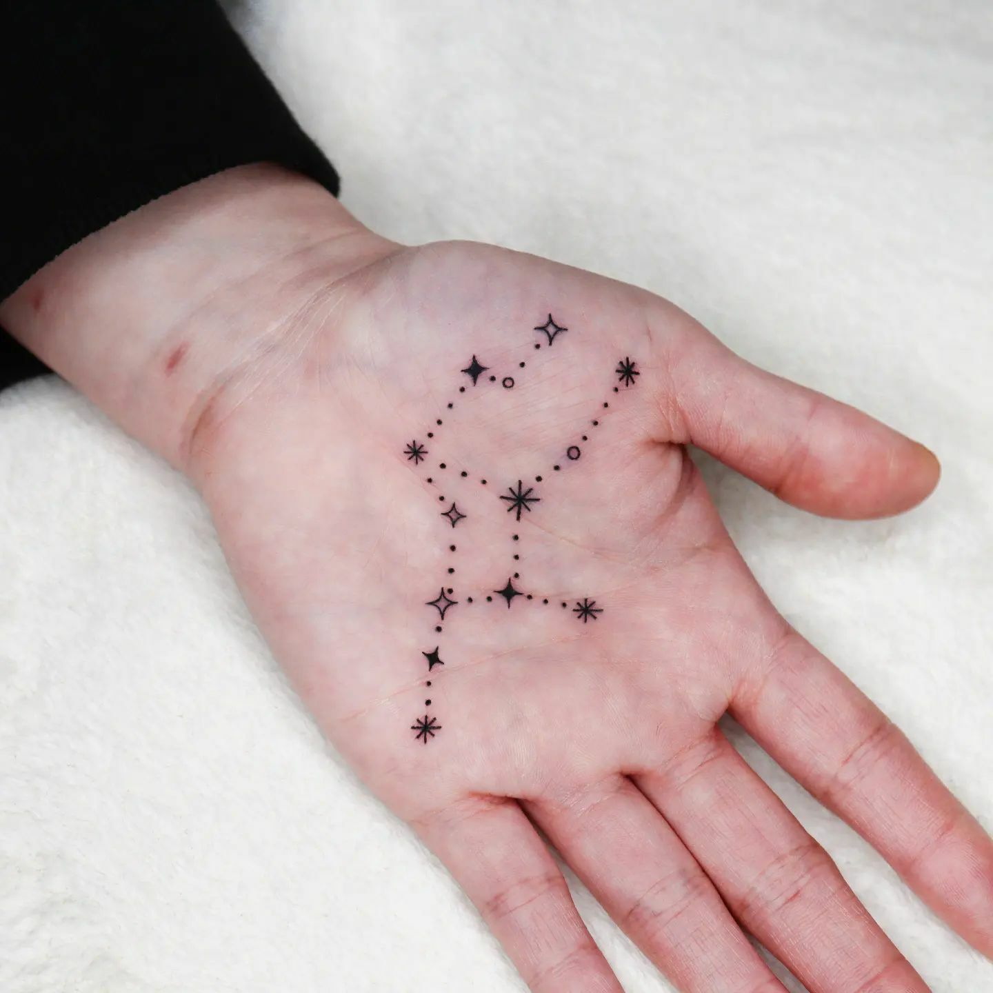 tatouage de constellation sur la paume