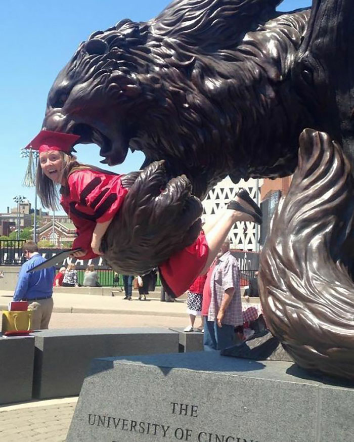 78 People Who Made The Absolute Most Of A Photo With A Statue And Ended Up Online