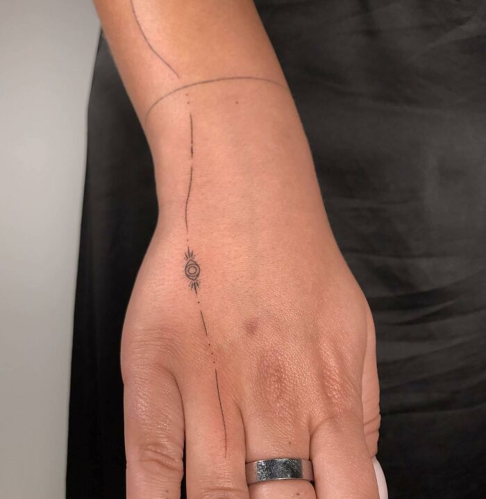 tatouage simple pour les mains