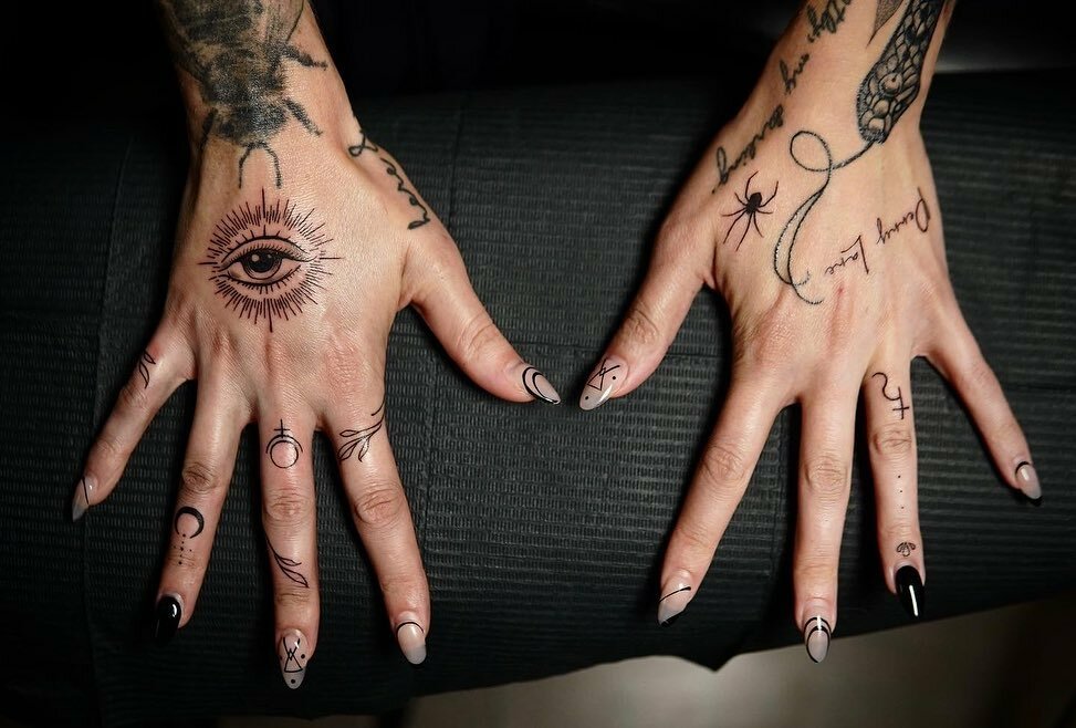 tatouages sur les mains