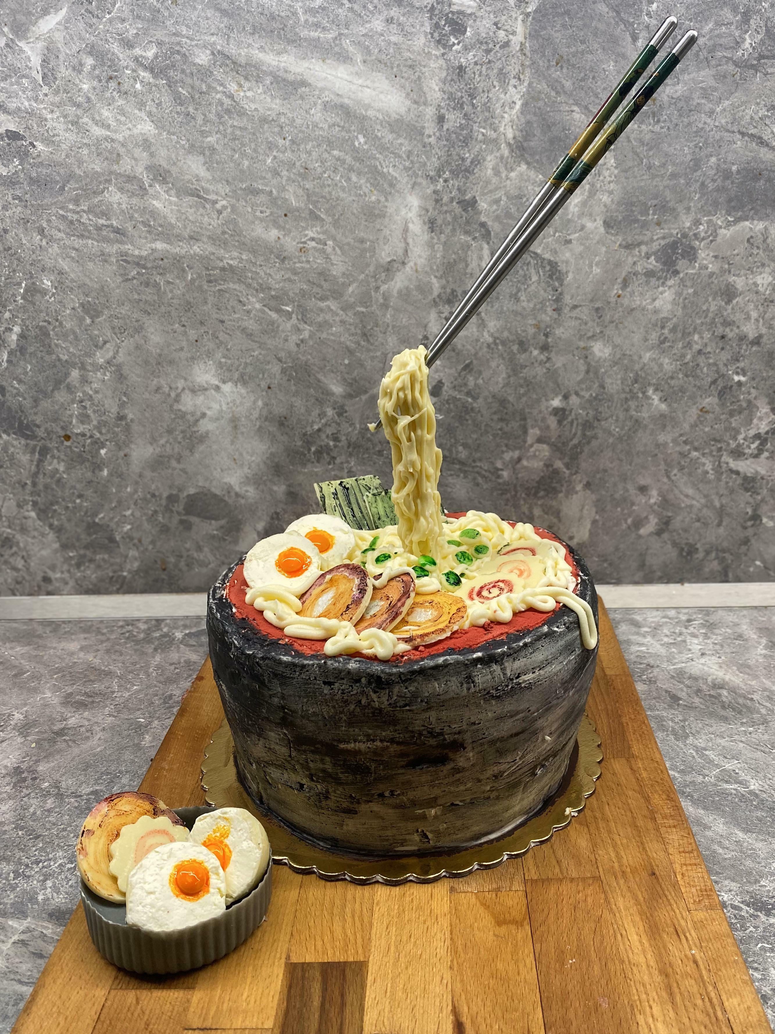 gâteau de ramen red velvet (sans fondant) pour l'anniversaire de mon mari ! les accompagnements, y compris le mini bol, sont également comestibles.