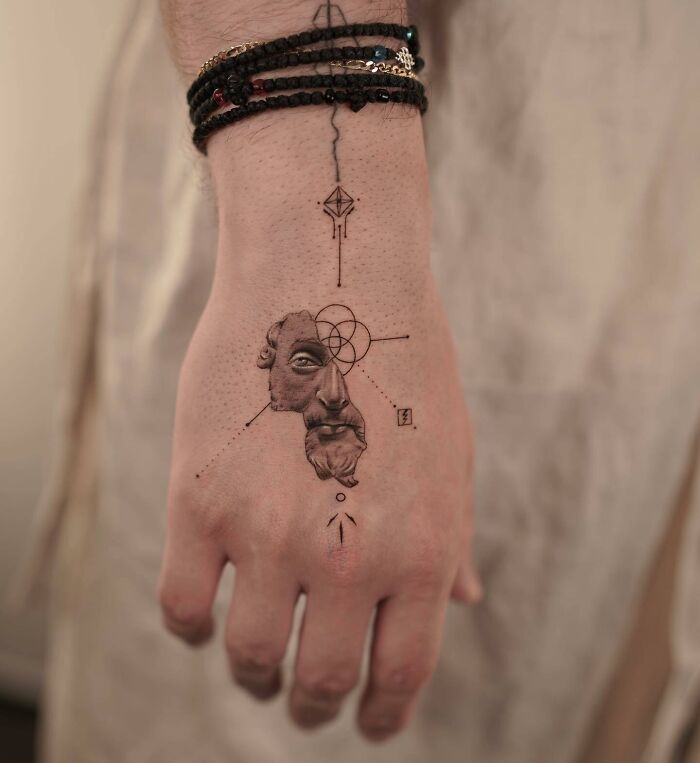 tatouage réaliste sur la main