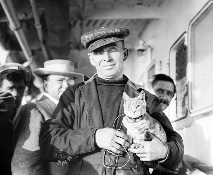 Melvin Vaniman et Kiddo, le chat qui survivrait à l’écrasement d’un dirigeable. 1910