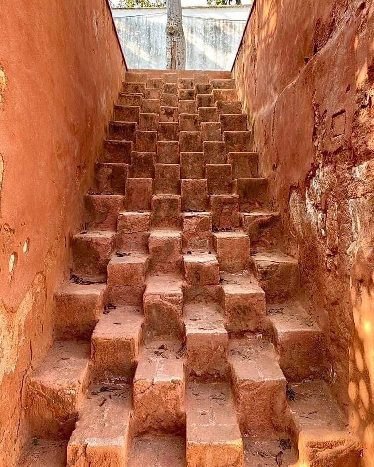 un escalier cubique inhabituel dans le petit village de san augustin etla, oaxaca, mexique (architecture vernaculaire) ils sont faits en pierre rouge et en six colonnes alternées. le tordeur de chevilles