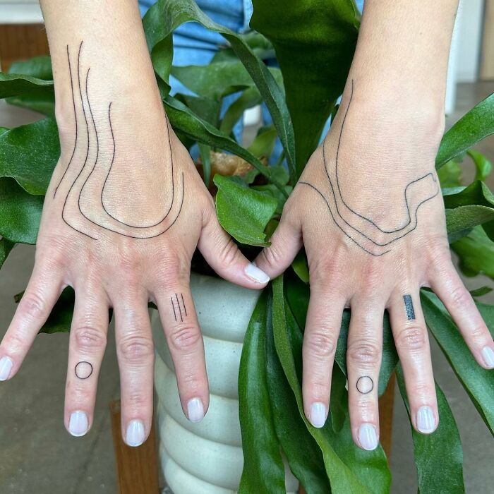 tatouages abstraits sur les mains et les doigts