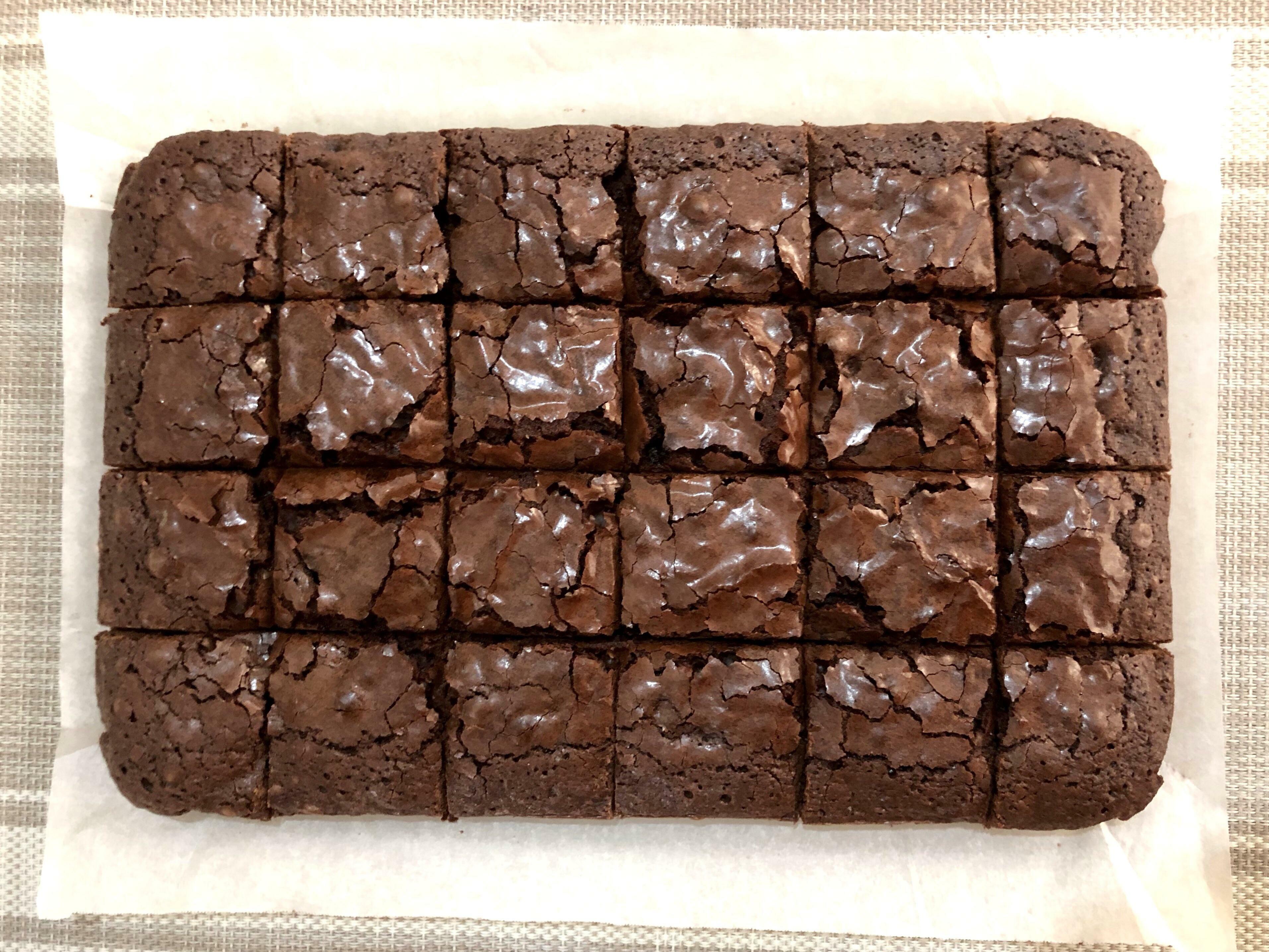 Il y a quelque chose de tellement satisfaisant à voir le dessus du brownie brillant et craquelé.