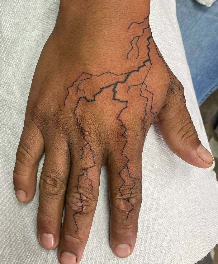 tatouage d’éclair sur la main
