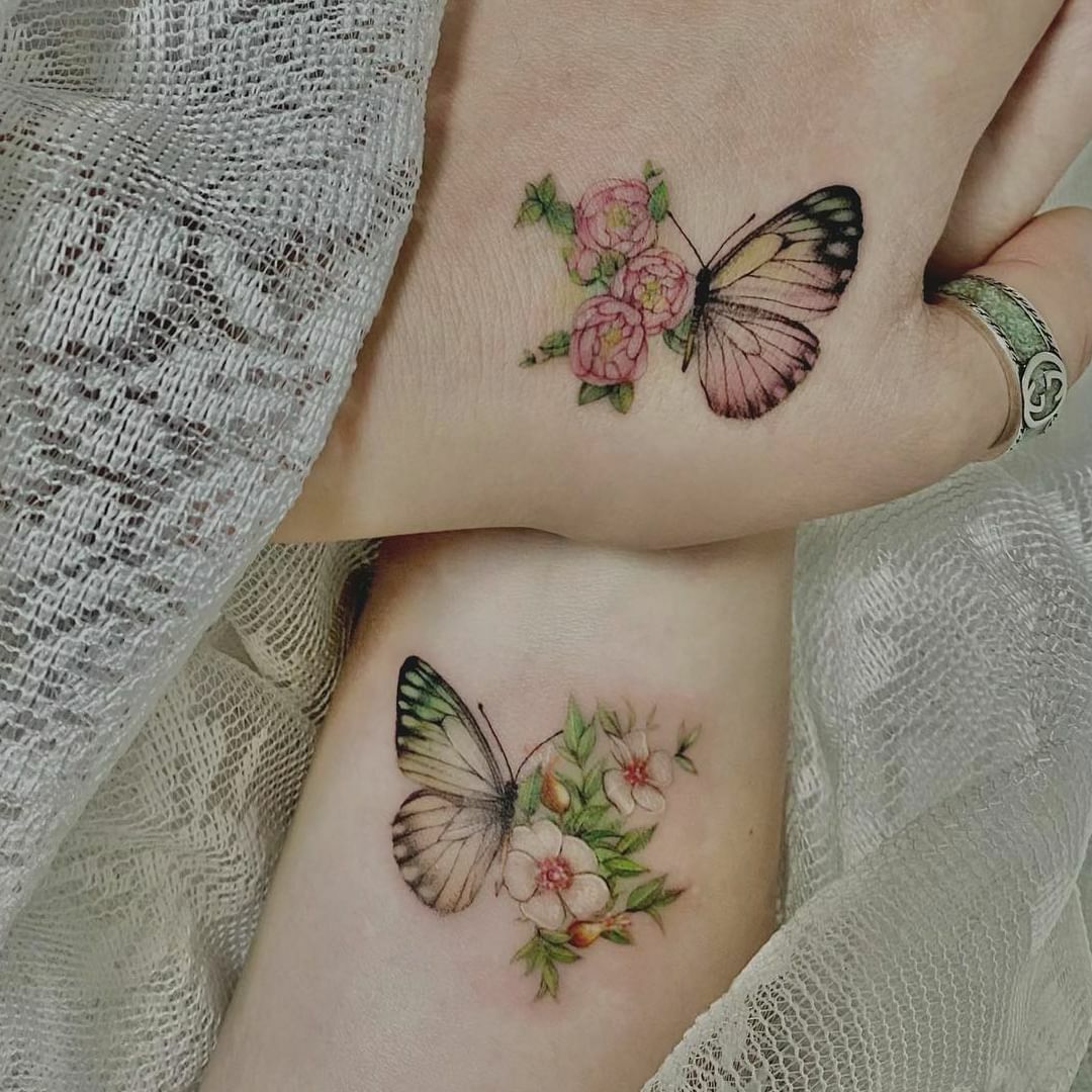 tatouages de fleurs et de papillons sur les mains