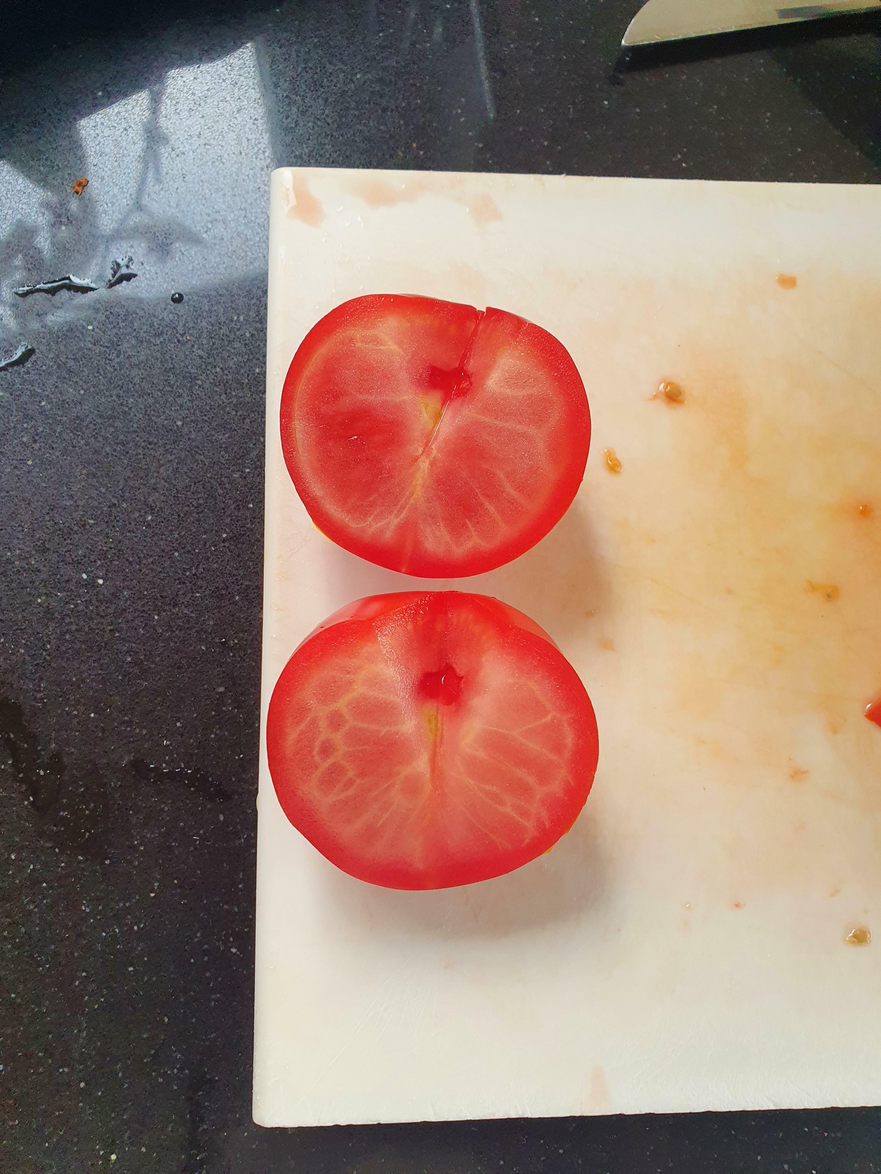 coupe une tomate de façon à ce que les graines ne soient pas visibles