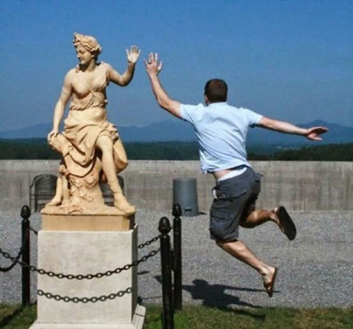 78 People Who Made The Absolute Most Of A Photo With A Statue And Ended Up Online