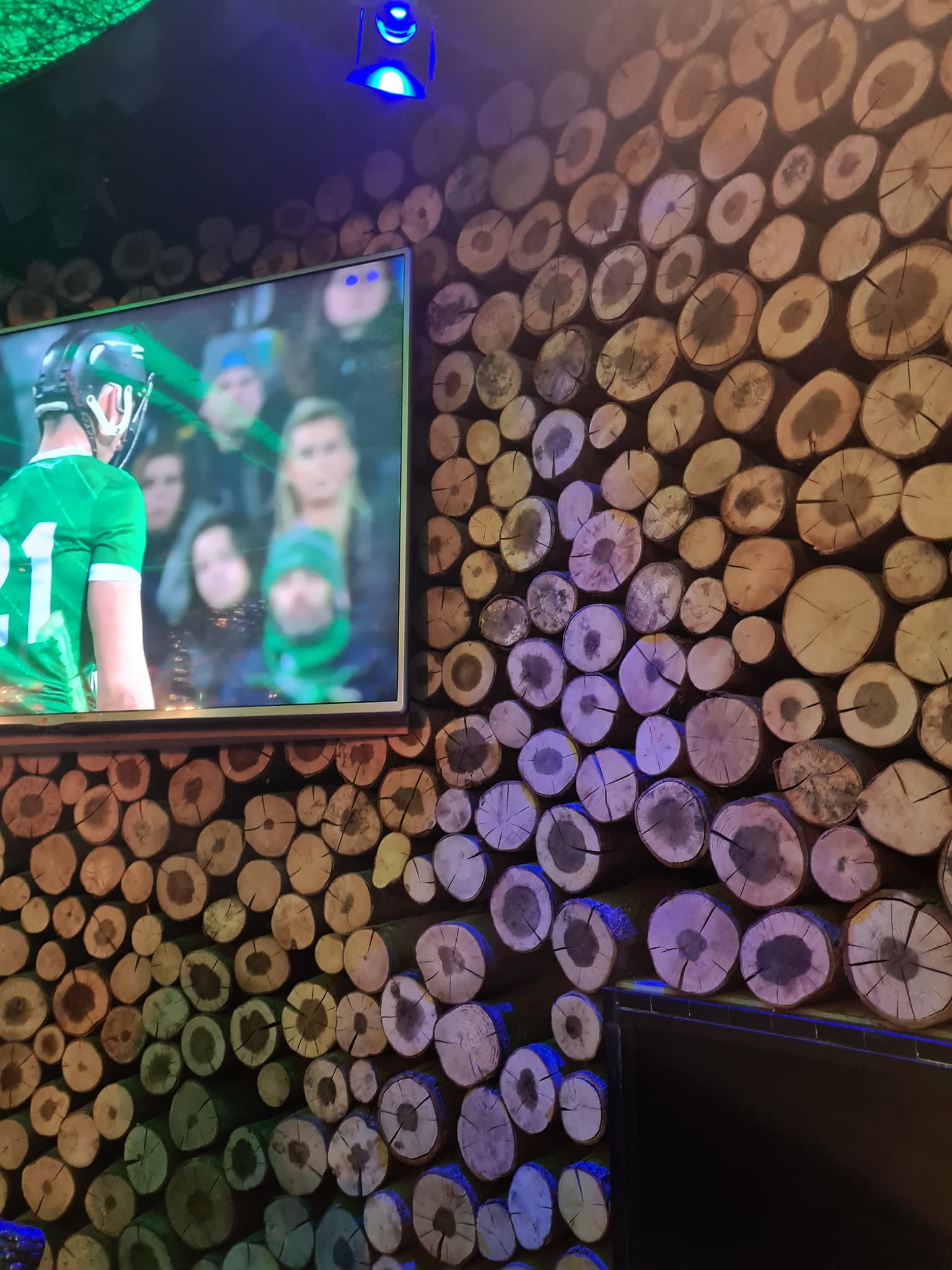 Ce mur caractéristique d’un pub en Irlande… Je ne me suis pas approchée, il avait l’air plutôt bien, mais je n’ose pas imaginer l’entretien qu’il nécessite.