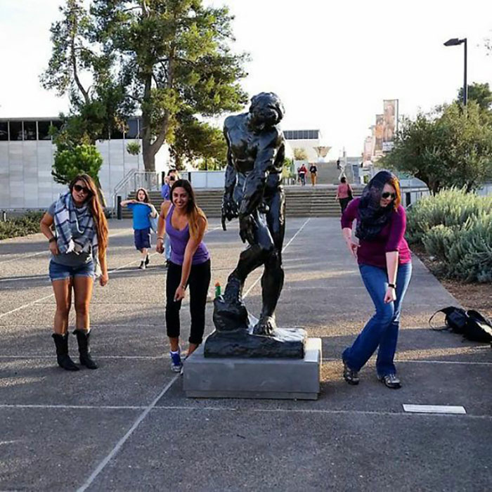 78 People Who Made The Absolute Most Of A Photo With A Statue And Ended Up Online