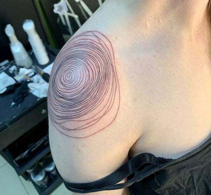 tatouage abstrait d’anneaux d’arbres