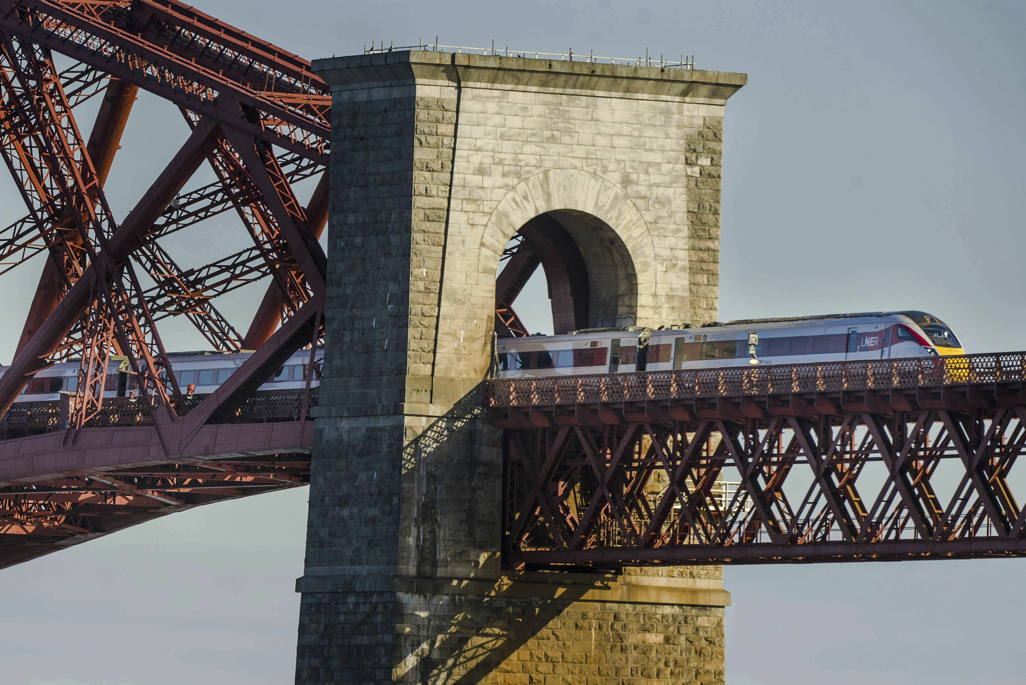 le train lner azuma traverse le forth bridge d'edimbourg