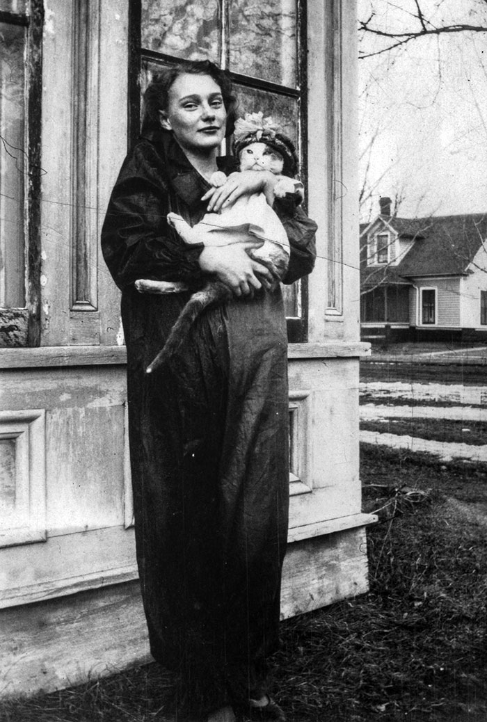 Ma grand-mère et son chat. Fin 1930 ou début 1940, dans le Minnesota