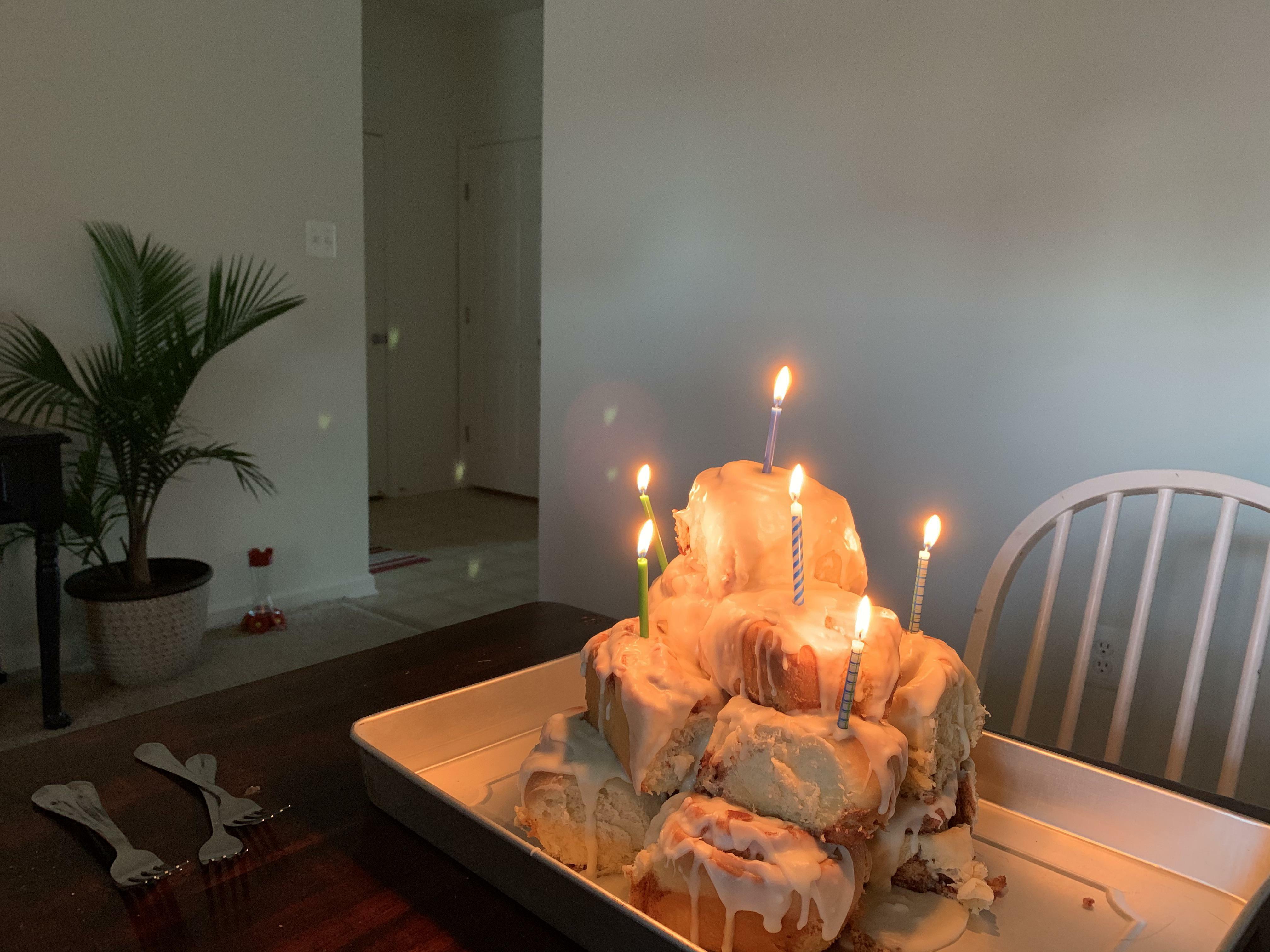 Mon fils de 7 ans a demandé une tour de roulés à la cannelle au lieu d'un gâteau !