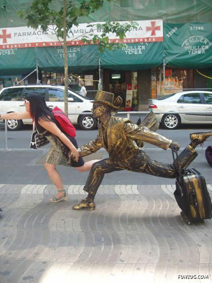 78 People Who Made The Absolute Most Of A Photo With A Statue And Ended Up Online