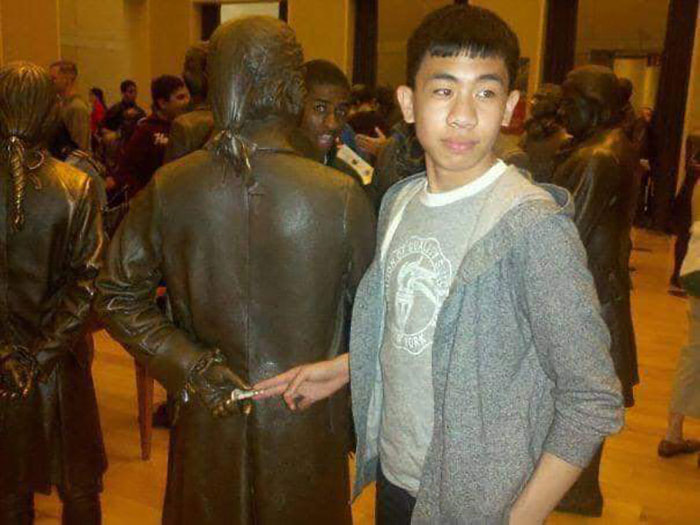 78 People Who Made The Absolute Most Of A Photo With A Statue And Ended Up Online