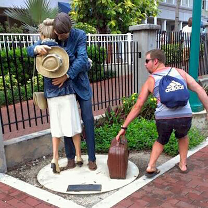 78 People Who Made The Absolute Most Of A Photo With A Statue And Ended Up Online