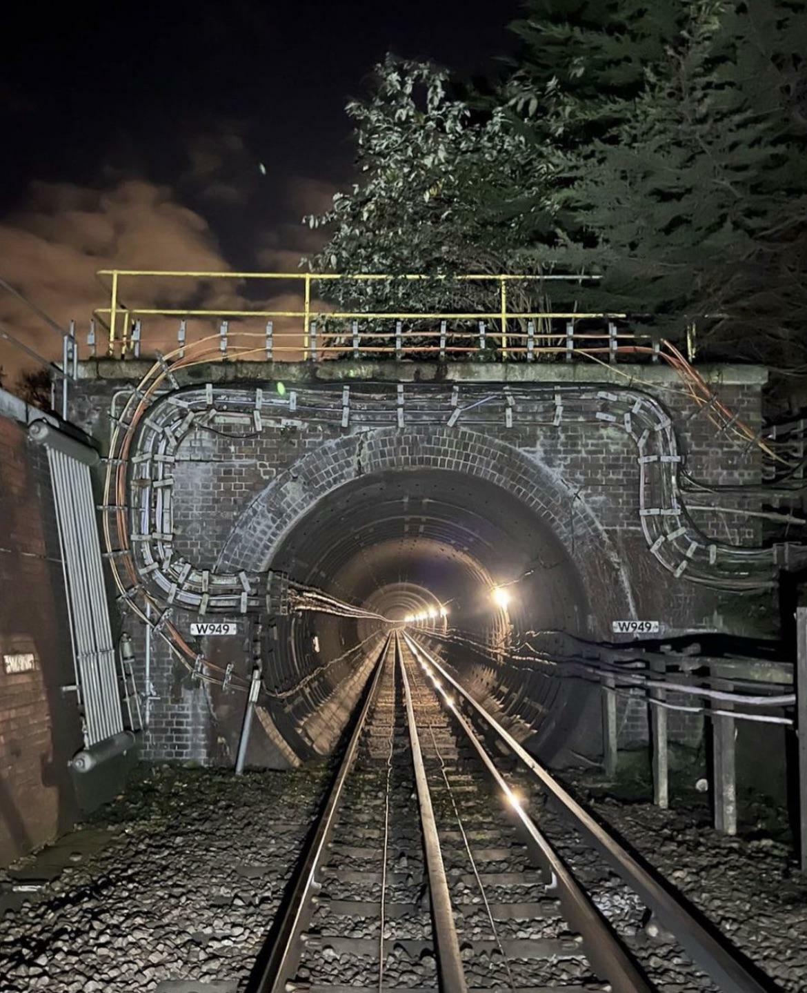 l’entrée de ce qui fut jadis le plus long tunnel ferroviaire du monde. northern line, london underground