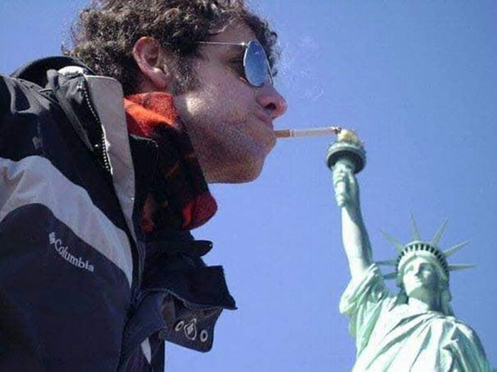 78 People Who Made The Absolute Most Of A Photo With A Statue And Ended Up Online