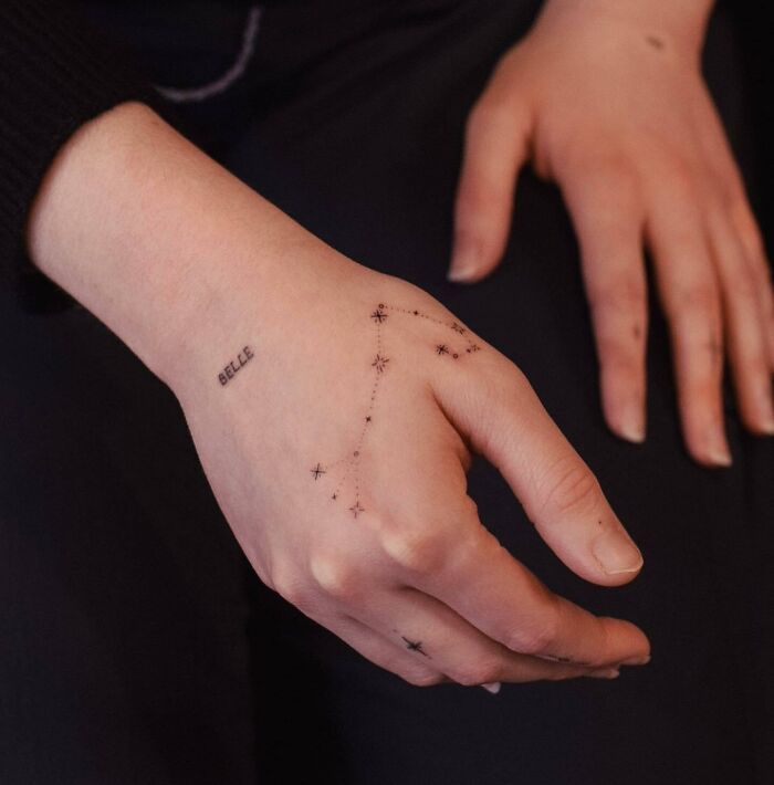petit tatouage de constellation sur la main