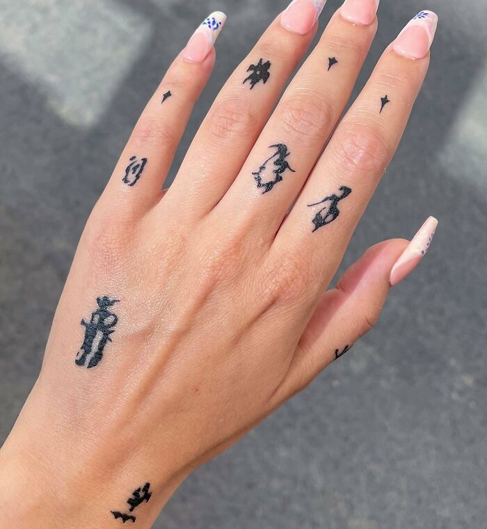 tatouages abstraits de petites mains