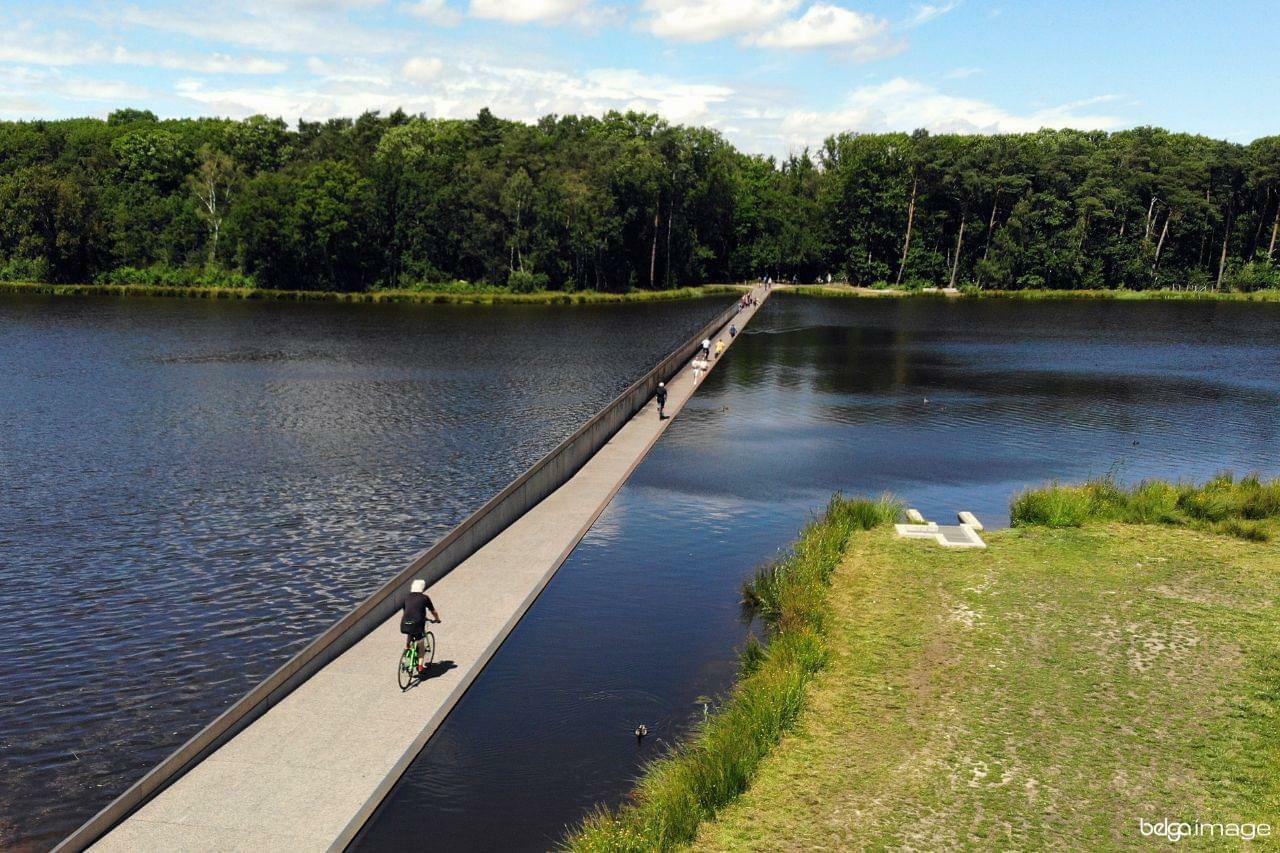 Une piste cyclable qui traverse un lac à Bokrijk, en Belgique.