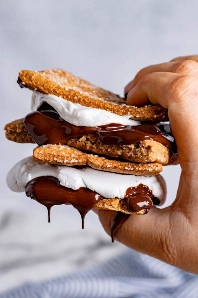 J’ai préparé des biscuits graham au sucre et à la cannelle, puis j’ai fait des s’mores.