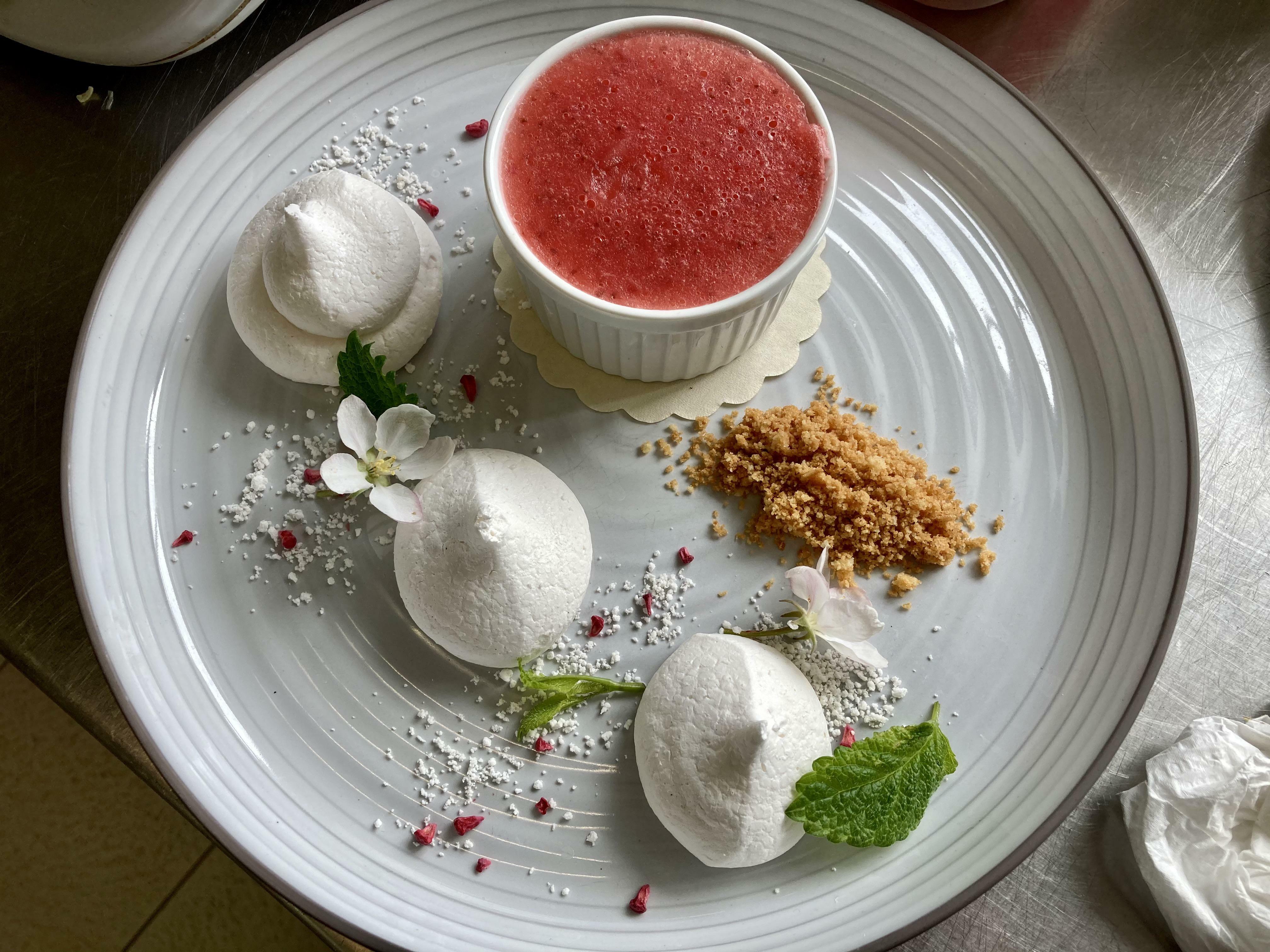 panna cotta crémeuse aux fraises avec des mini meringues et un crumble de biscuits