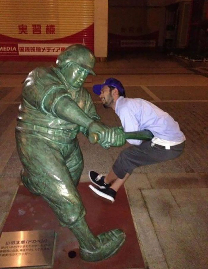 78 People Who Made The Absolute Most Of A Photo With A Statue And Ended Up Online