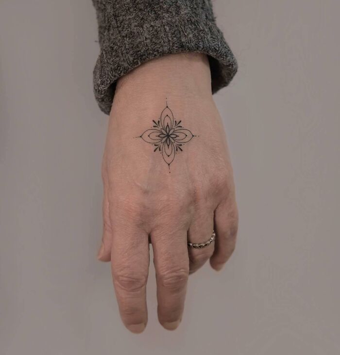conception simple de tatouage floral ornemental