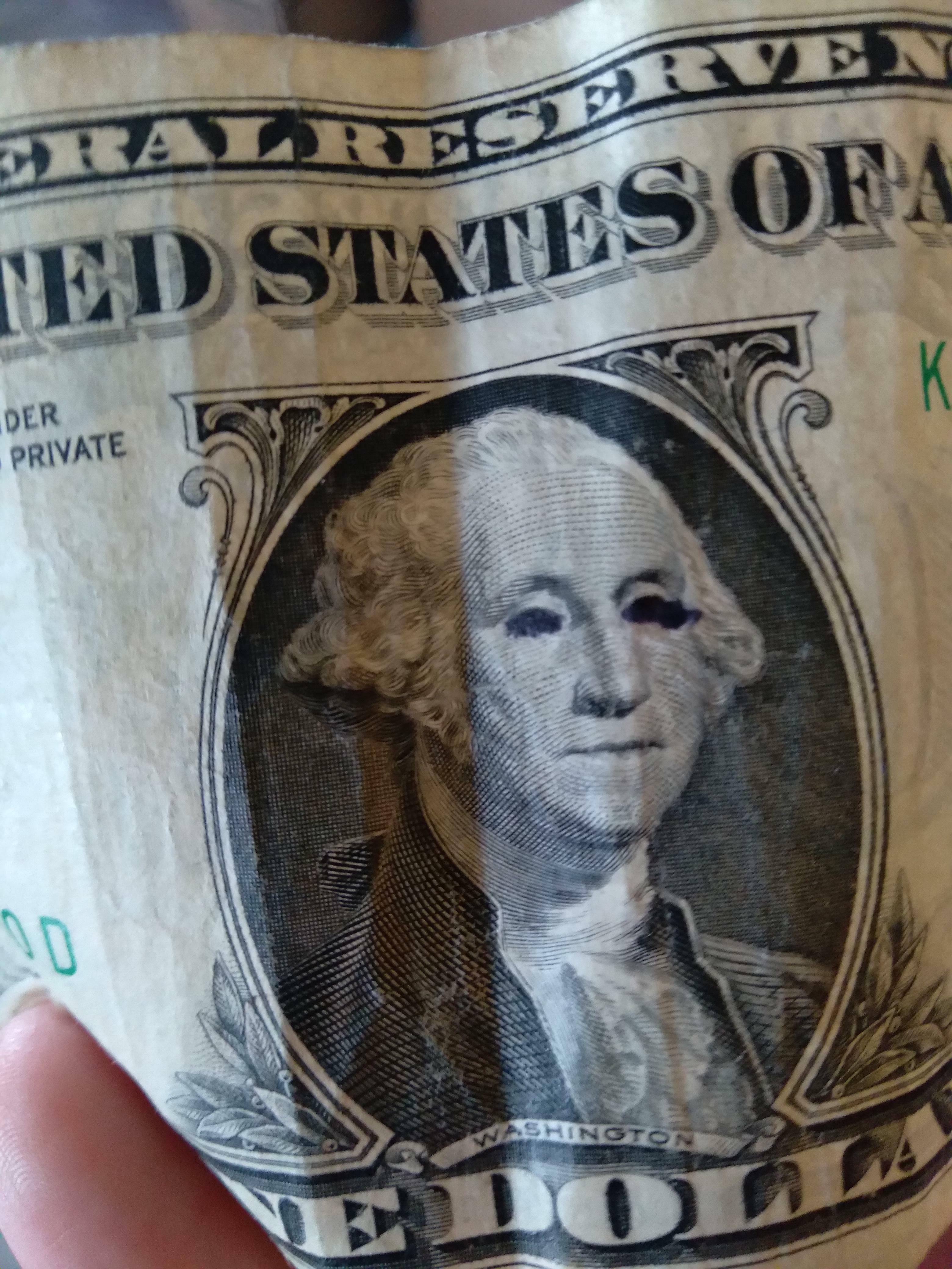 On dirait que ce dollar vient de l'enfer j'ai peur de le dépenser 😨