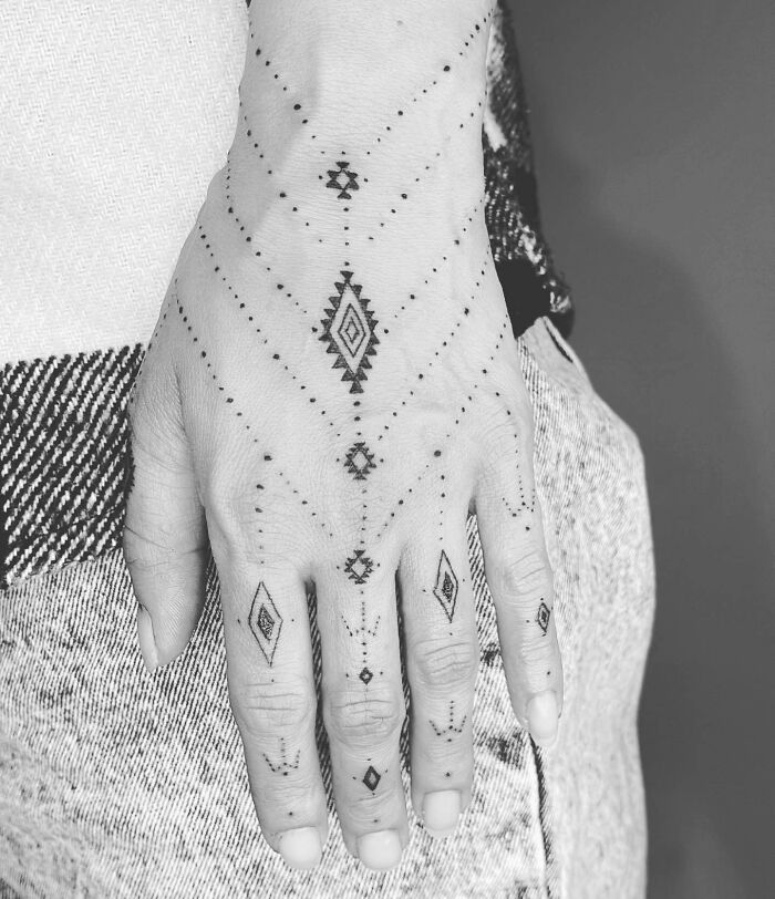 tatouage ornemental de la main