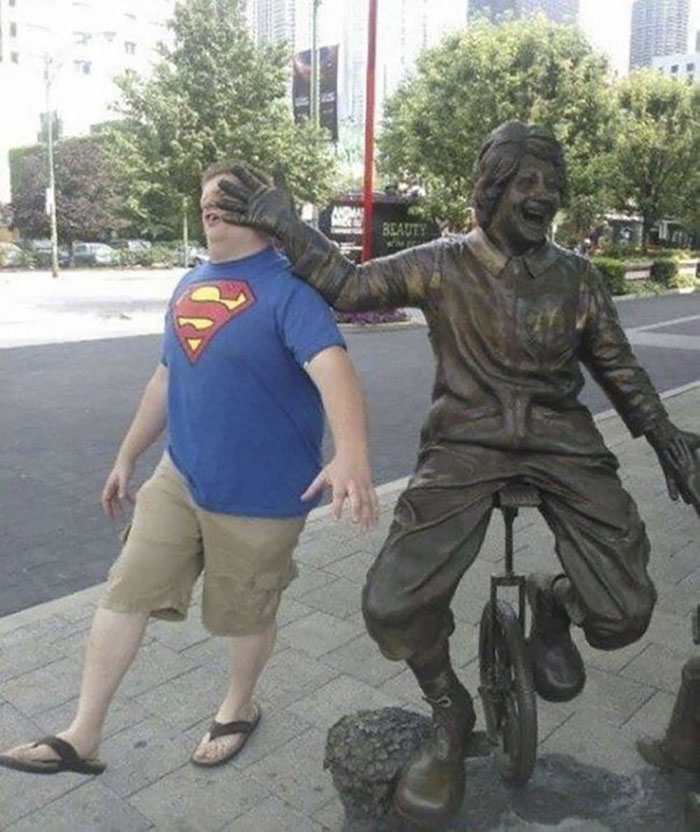 78 People Who Made The Absolute Most Of A Photo With A Statue And Ended Up Online