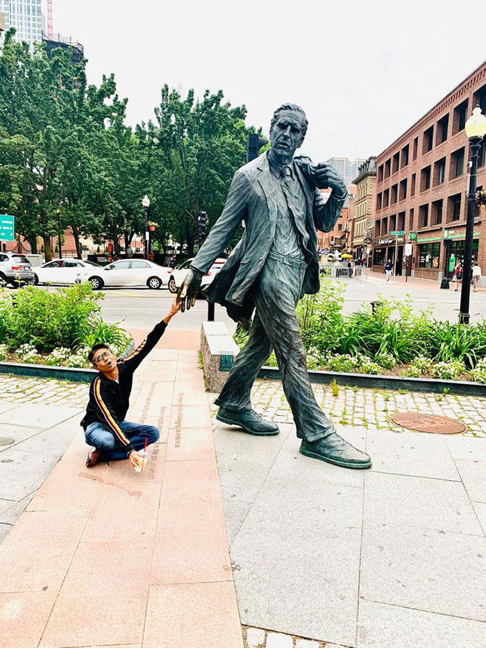 78 People Who Made The Absolute Most Of A Photo With A Statue And Ended Up Online