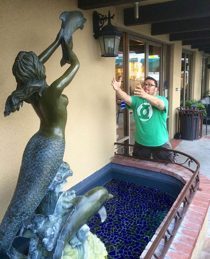 78 People Who Made The Absolute Most Of A Photo With A Statue And Ended Up Online