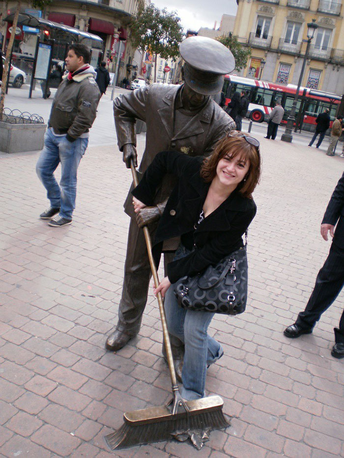 78 People Who Made The Absolute Most Of A Photo With A Statue And Ended Up Online