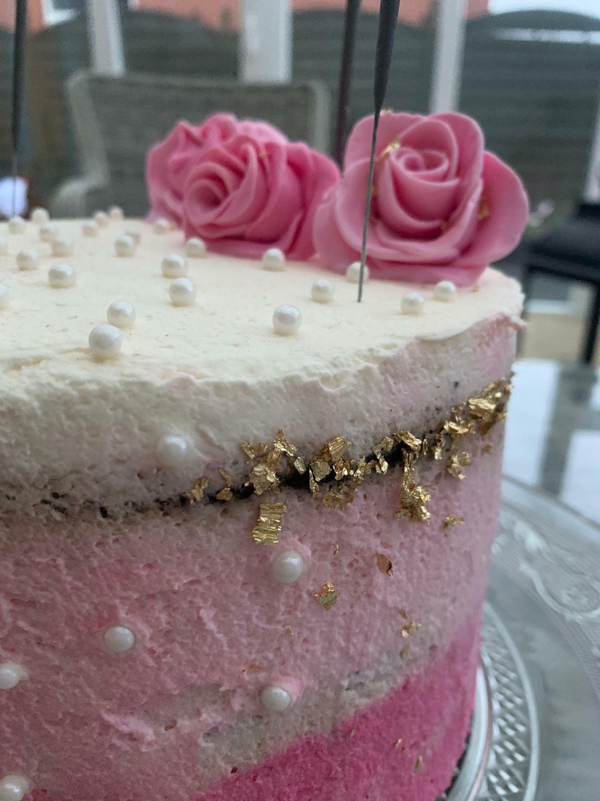 Ma copine a fait ce gâteau pour sa mère et je l’ai trouvé tellement beau que je voulais simplement le partager. ces fleurs sont faites à la main et comestibles d’ailleurs ! 🌸