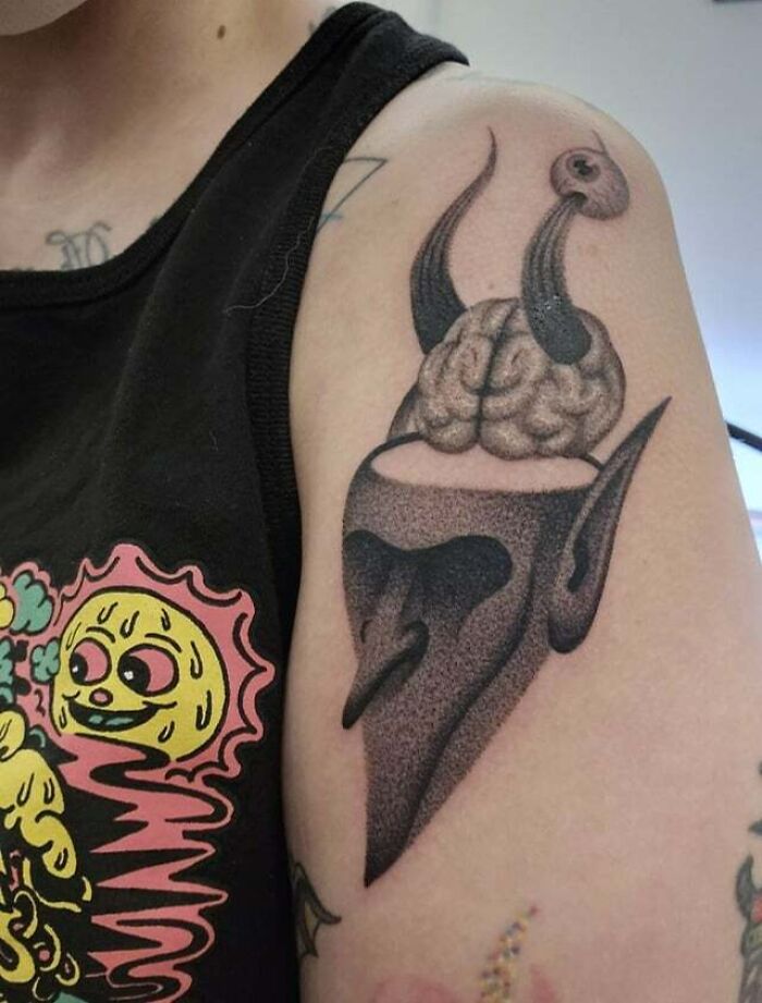 tatouage d’épaule démon abstrait