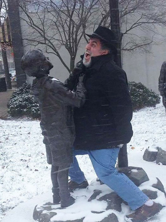 78 People Who Made The Absolute Most Of A Photo With A Statue And Ended Up Online