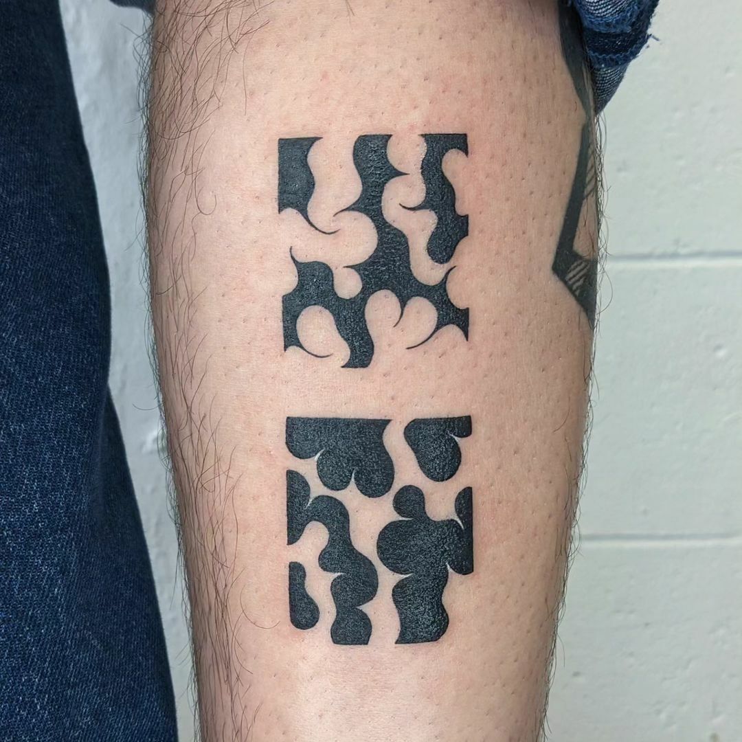 Tatouage abstrait pour remplir les espaces négatifs