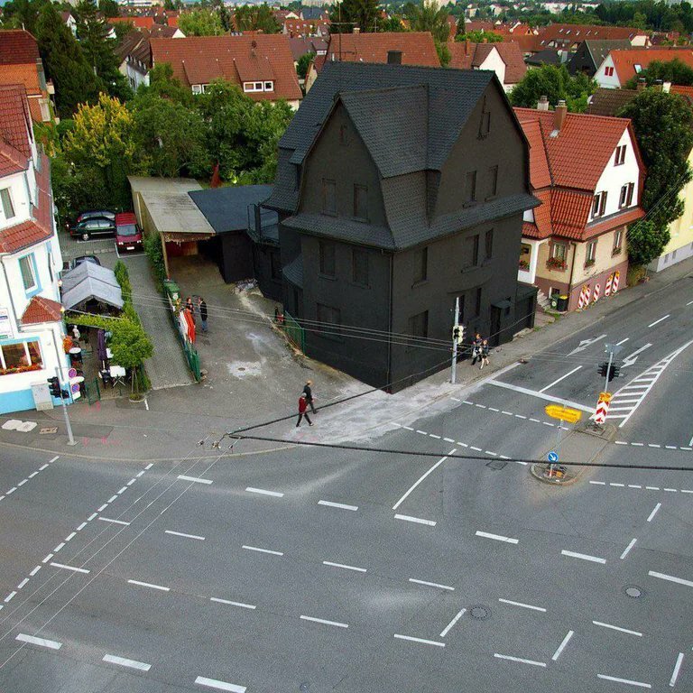 une maison noire en allemagne