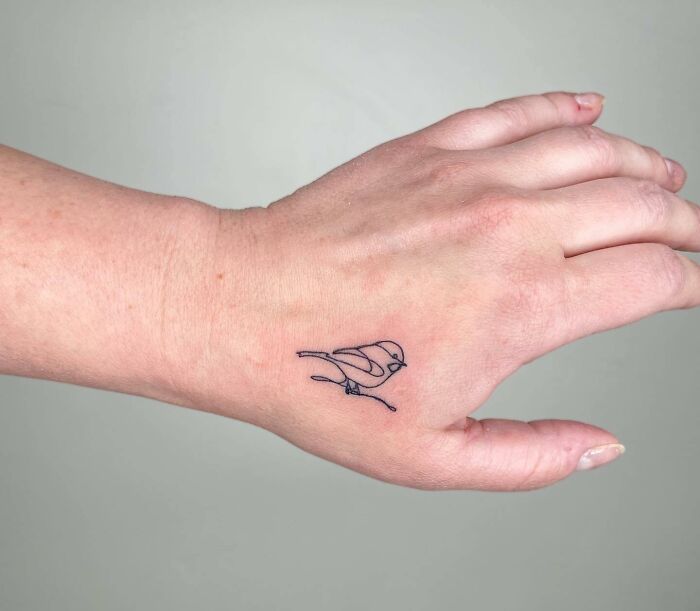 tatouage de petit oiseau sur la main