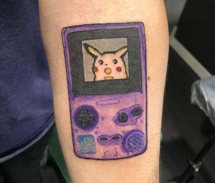 tatouage gameboy et pikachu violet atomique