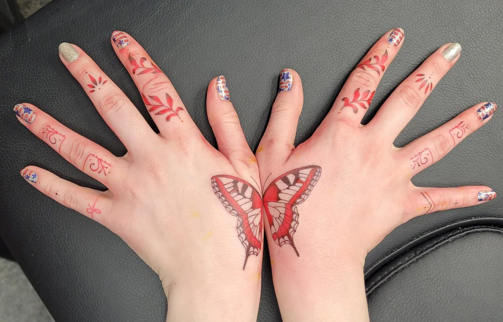 tatouage de main ailes de papillon