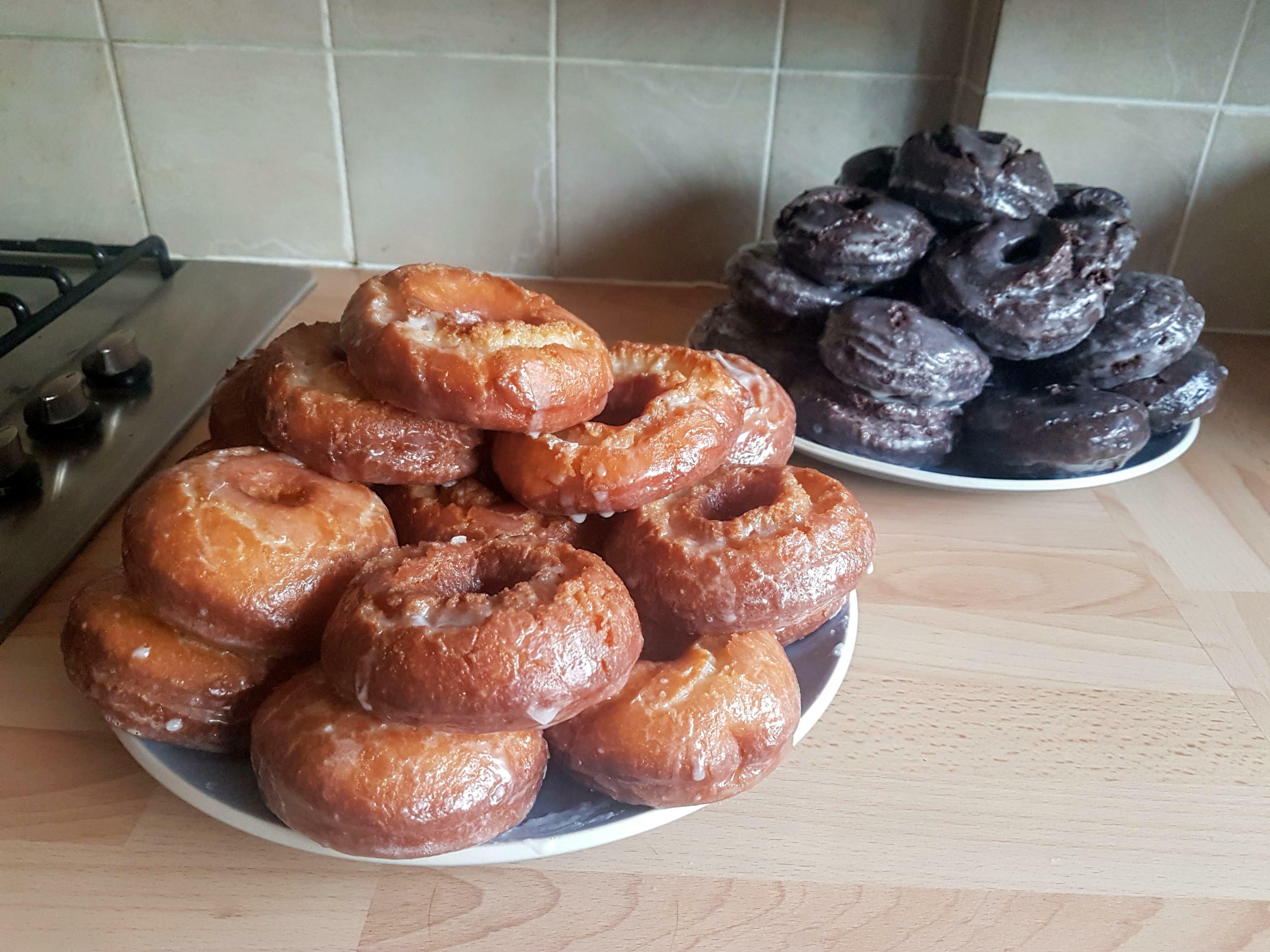 beignets maison glacés à la crème aigre et au chocolat hollandais